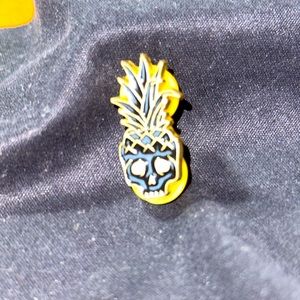 Smith ski pin black and gold skull pineapple. New!